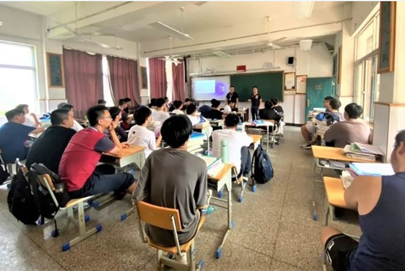 校企融合搭橋梁——工匠進(jìn)校上課啦！(圖1)