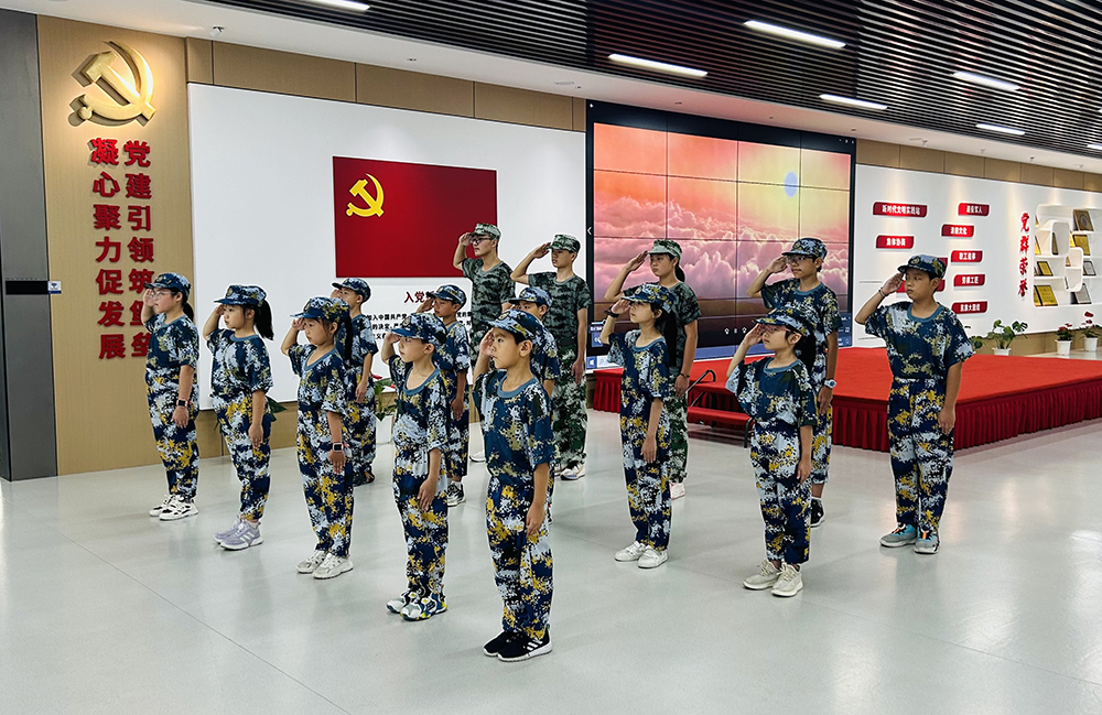 公司暑期候鳥(niǎo)托管班開(kāi)展國防教育軍事體驗活動(dòng)(圖2)