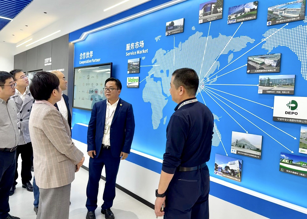 寧波市委統戰部副部長(cháng)、市工商聯(lián)黨組書(shū)記王建云一行蒞臨我司走訪(fǎng)調研(圖3)