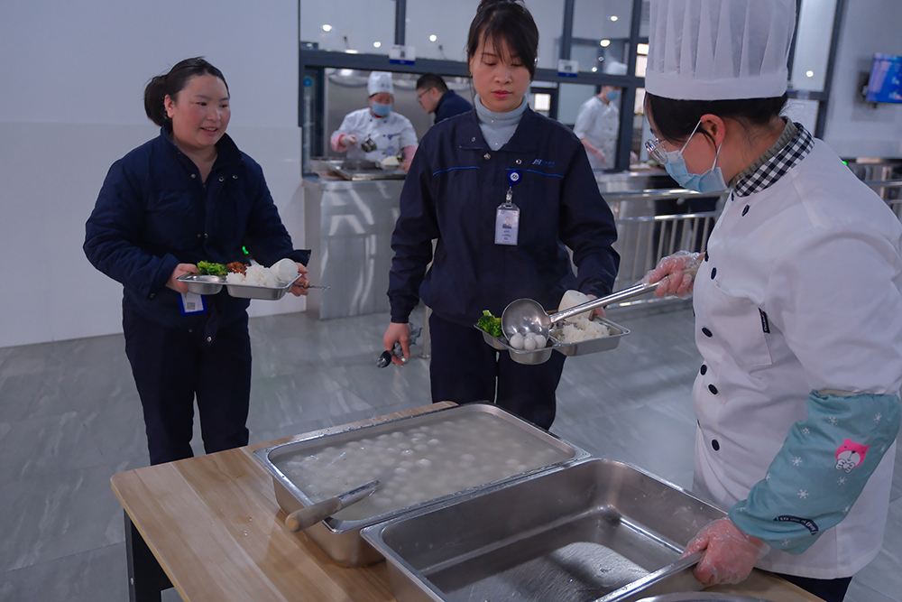 品八方風(fēng)味，享元宵喜樂(lè ) | 公司成功舉辦特產(chǎn)分享及元宵節活動(dòng) 品八方風(fēng)味，享元宵喜樂(lè )。2月12日，傳統元宵佳節，公司在食堂精心組織了“吃湯圓、賞花燈、品特產(chǎn)、投球贏(yíng)獎品”等一系列元宵活動(dòng)，節日氛圍濃厚(圖3)