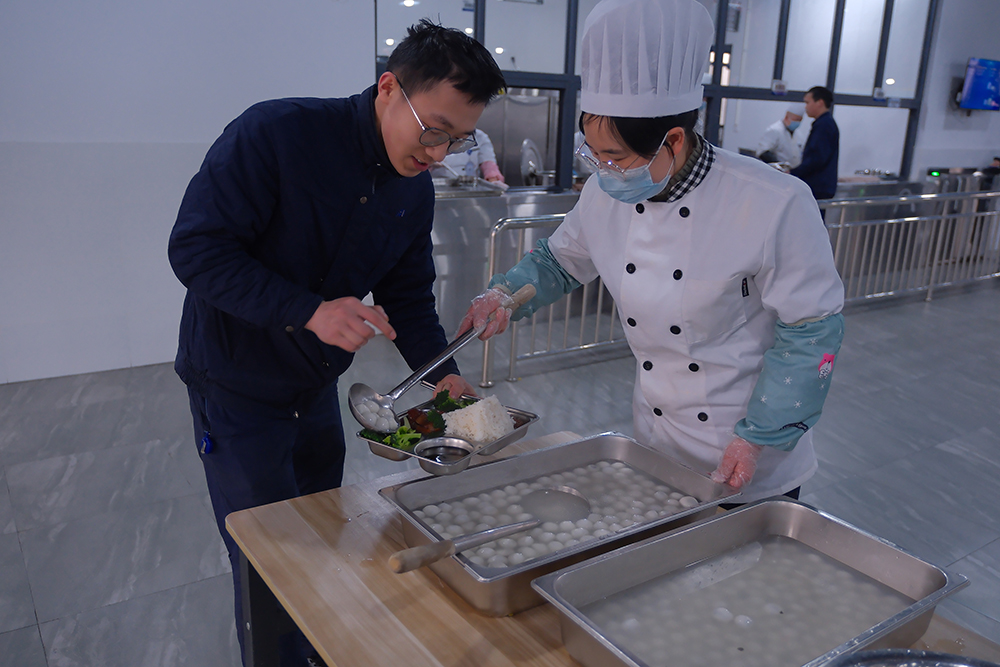 品八方風(fēng)味，享元宵喜樂(lè ) | 公司成功舉辦特產(chǎn)分享及元宵節活動(dòng) 品八方風(fēng)味，享元宵喜樂(lè )。2月12日，傳統元宵佳節，公司在食堂精心組織了“吃湯圓、賞花燈、品特產(chǎn)、投球贏(yíng)獎品”等一系列元宵活動(dòng)，節日氛圍濃厚(圖4)