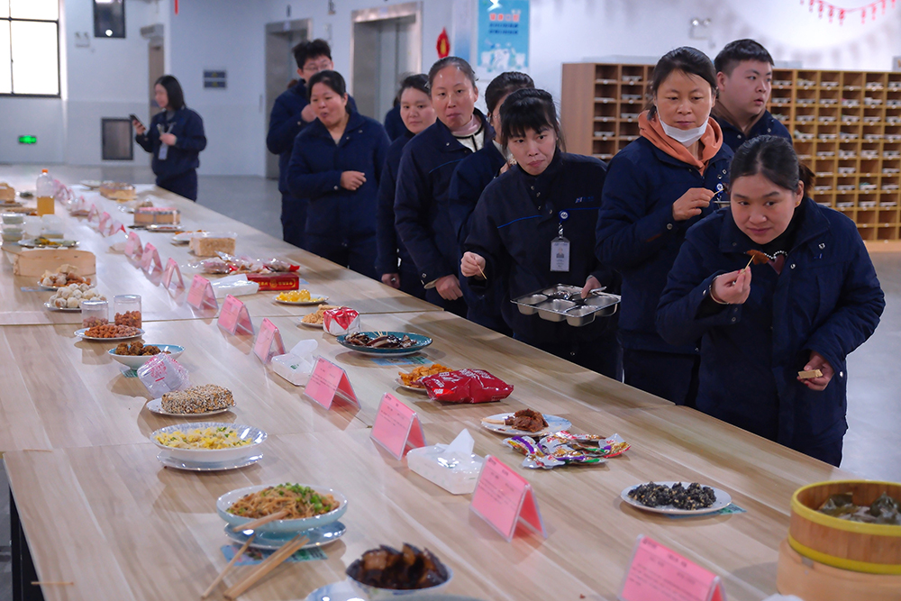 品八方風(fēng)味，享元宵喜樂(lè ) | 公司成功舉辦特產(chǎn)分享及元宵節活動(dòng) 品八方風(fēng)味，享元宵喜樂(lè )。2月12日，傳統元宵佳節，公司在食堂精心組織了“吃湯圓、賞花燈、品特產(chǎn)、投球贏(yíng)獎品”等一系列元宵活動(dòng)，節日氛圍濃厚(圖6)