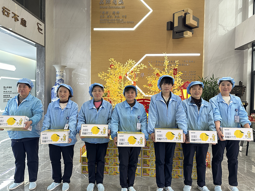 品八方風(fēng)味，享元宵喜樂(lè ) | 公司成功舉辦特產(chǎn)分享及元宵節活動(dòng) 品八方風(fēng)味，享元宵喜樂(lè )。2月12日，傳統元宵佳節，公司在食堂精心組織了“吃湯圓、賞花燈、品特產(chǎn)、投球贏(yíng)獎品”等一系列元宵活動(dòng)，節日氛圍濃厚(圖8)