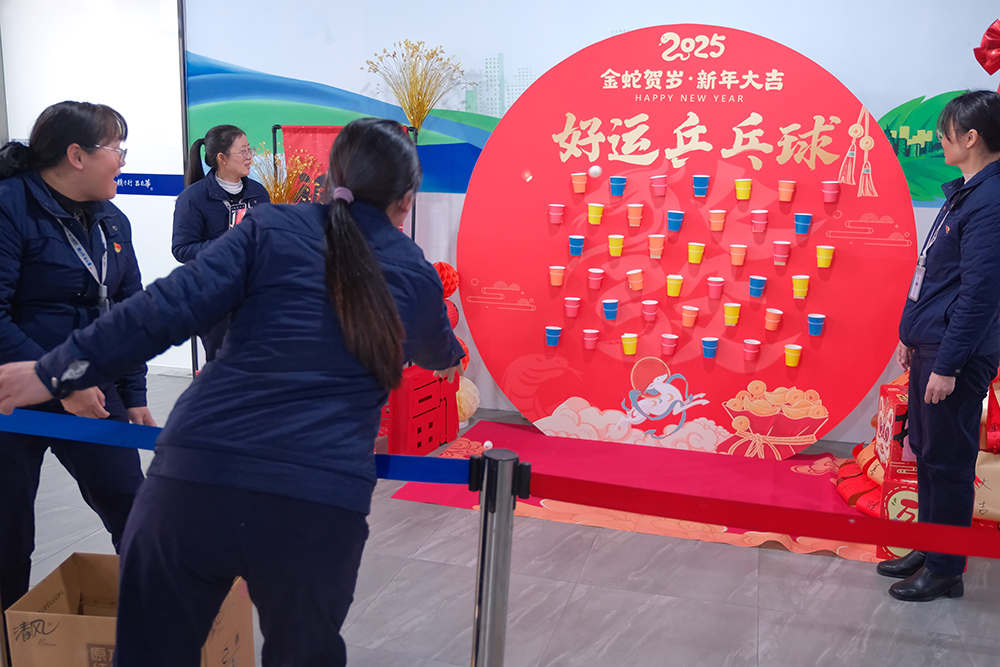品八方風(fēng)味，享元宵喜樂(lè ) | 公司成功舉辦特產(chǎn)分享及元宵節活動(dòng) 品八方風(fēng)味，享元宵喜樂(lè )。2月12日，傳統元宵佳節，公司在食堂精心組織了“吃湯圓、賞花燈、品特產(chǎn)、投球贏(yíng)獎品”等一系列元宵活動(dòng)，節日氛圍濃厚(圖9)