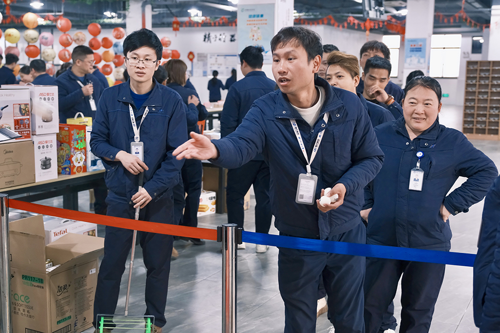 品八方風(fēng)味，享元宵喜樂(lè ) | 公司成功舉辦特產(chǎn)分享及元宵節活動(dòng) 品八方風(fēng)味，享元宵喜樂(lè )。2月12日，傳統元宵佳節，公司在食堂精心組織了“吃湯圓、賞花燈、品特產(chǎn)、投球贏(yíng)獎品”等一系列元宵活動(dòng)，節日氛圍濃厚(圖11)