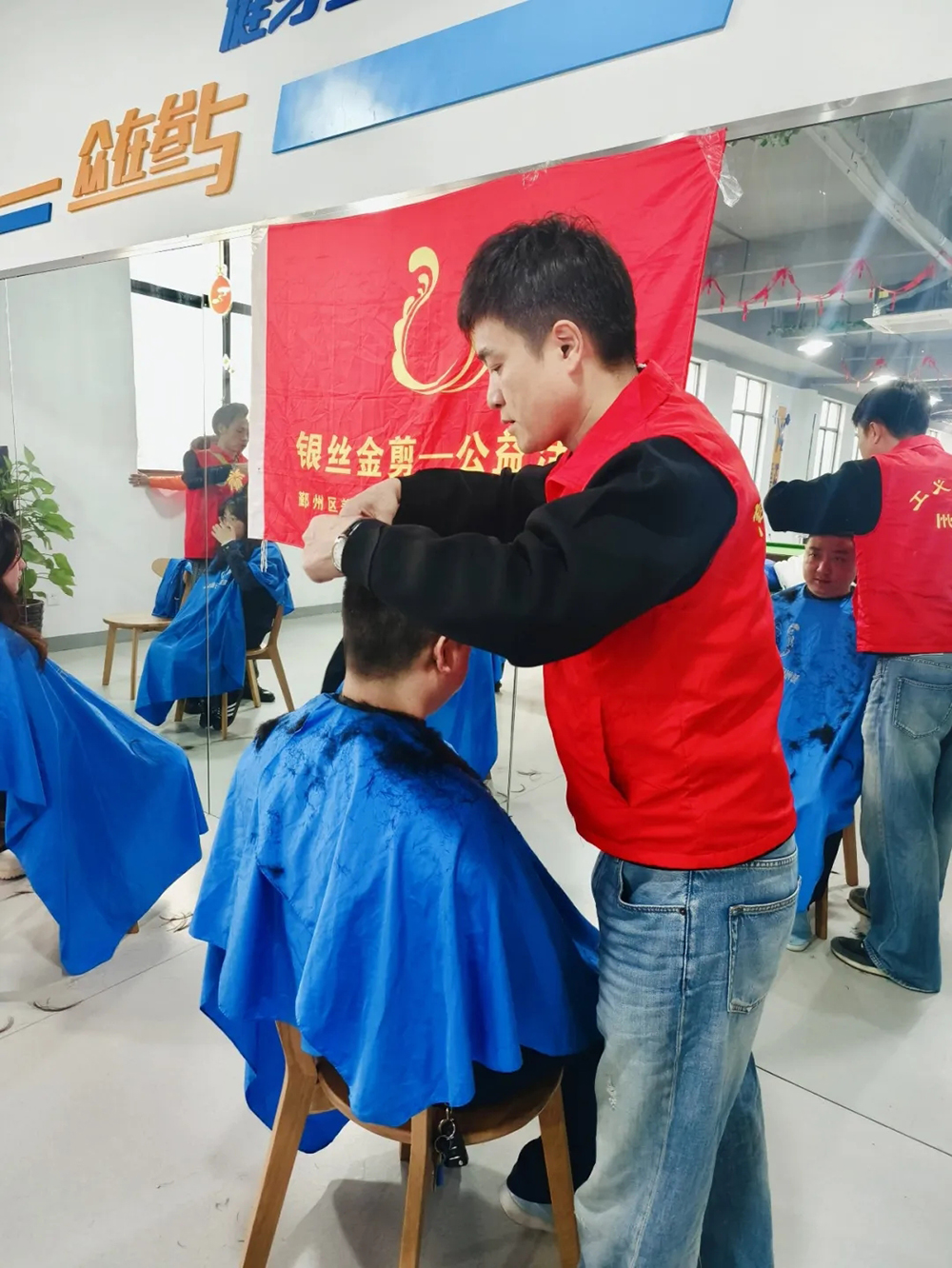 暖心義剪進(jìn)企業(yè) 服務(wù)職工零距離(圖1)