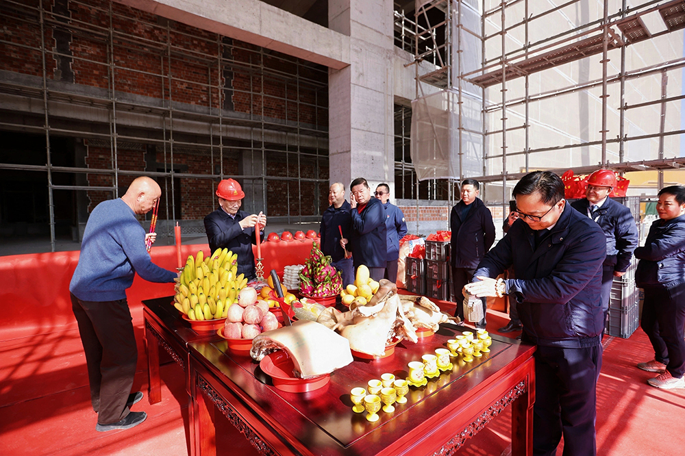 精成智控“年產(chǎn) 3000 萬(wàn)只汽車(chē)執行器生產(chǎn)項目”廠(chǎng)房喜封金頂(圖3)